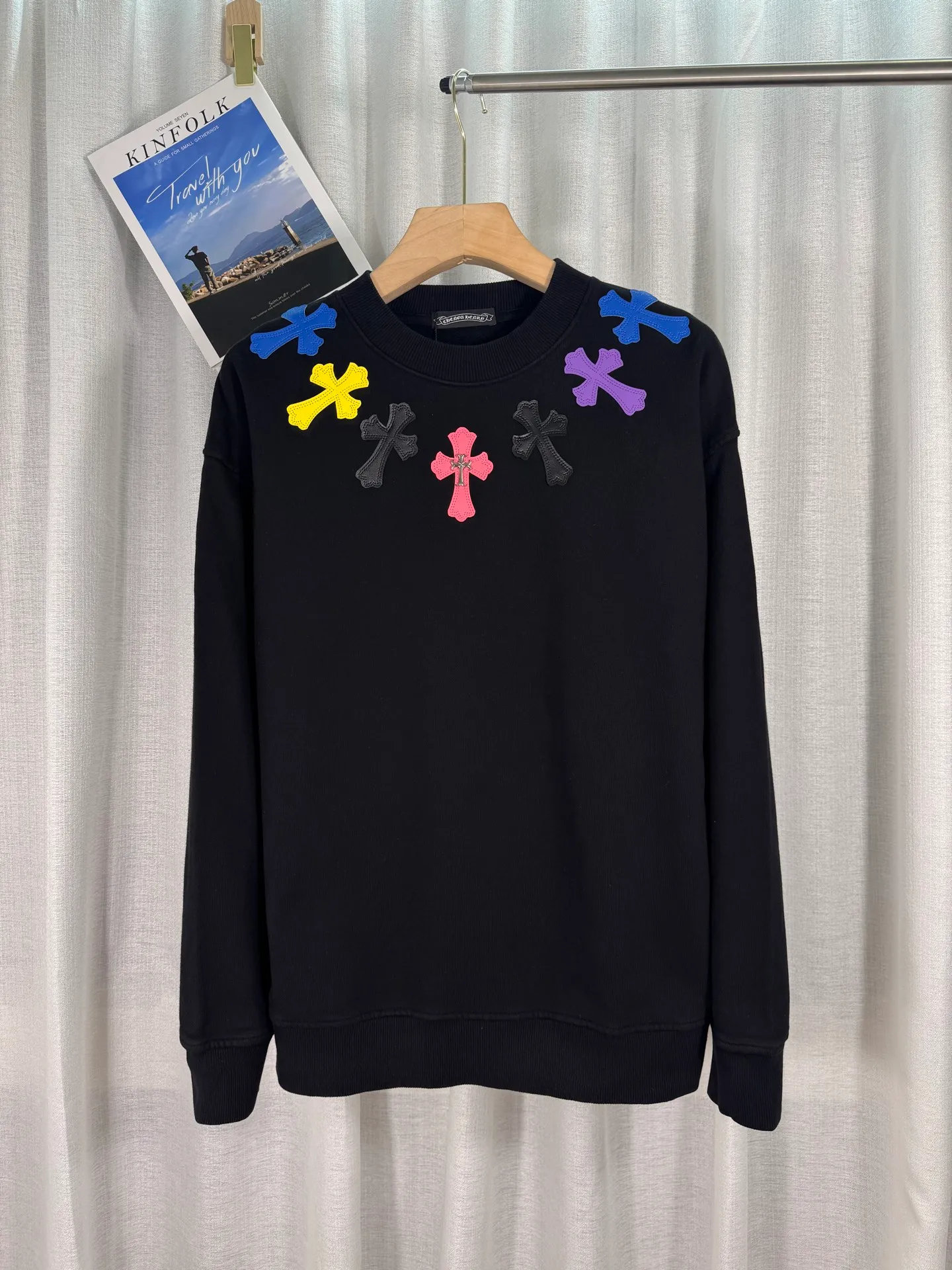 P260 top version, real shot without P, ​​different from market currency) 𝗖𝗵𝗿𝗼𝗺𝗲 𝗛𝗲𝗮𝗿𝘁𝘀/Cro Heart 2025 washed patch embroidery autumn and winter new original single counter American laser burnt 3D three-dimensional color embroidered couple casual sweatshirt 👑The highest version! Customized fabric 420g tripe terry fabric! American acid-washed and distressed original fabric laser burnt ✟appliqué embroidery and exquisite embroidery of letters! The best-selling model in the counter, very comfortable to wear. Accessories: original molded and authenticated collar label➕100% silk wash label. Genuine purchase-grade original hangtag➕matching hanging rope➕3D hanging beads➕original packaging bag. Craftsmanship: The original version has consistent wiring! The highest version of the armhole matching technique! Color: White Black Size: S M L XL Style No.: 9313